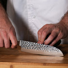 Japansk Santoku-kniv med hamret overflate – 18 cm presisjonsblad