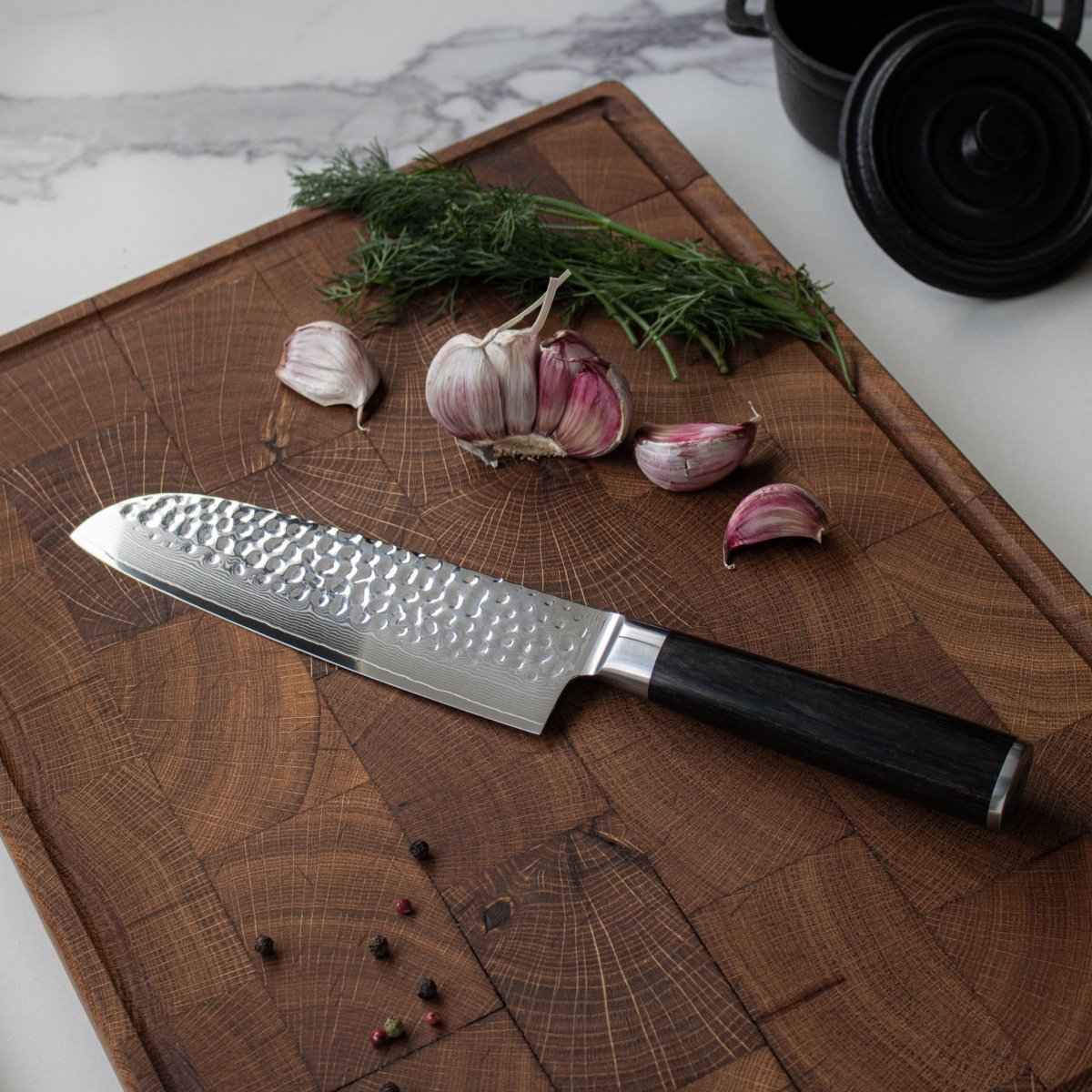 Japansk Santoku-kniv med hamret overflate – 18 cm presisjonsblad