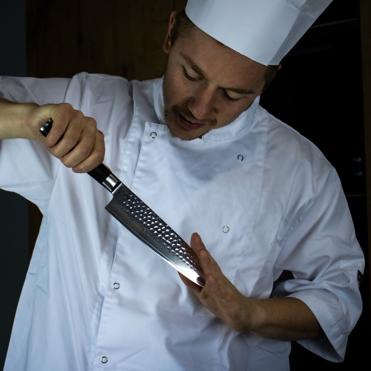 Japansk Santoku-kniv med hamret overflate – 18 cm presisjonsblad