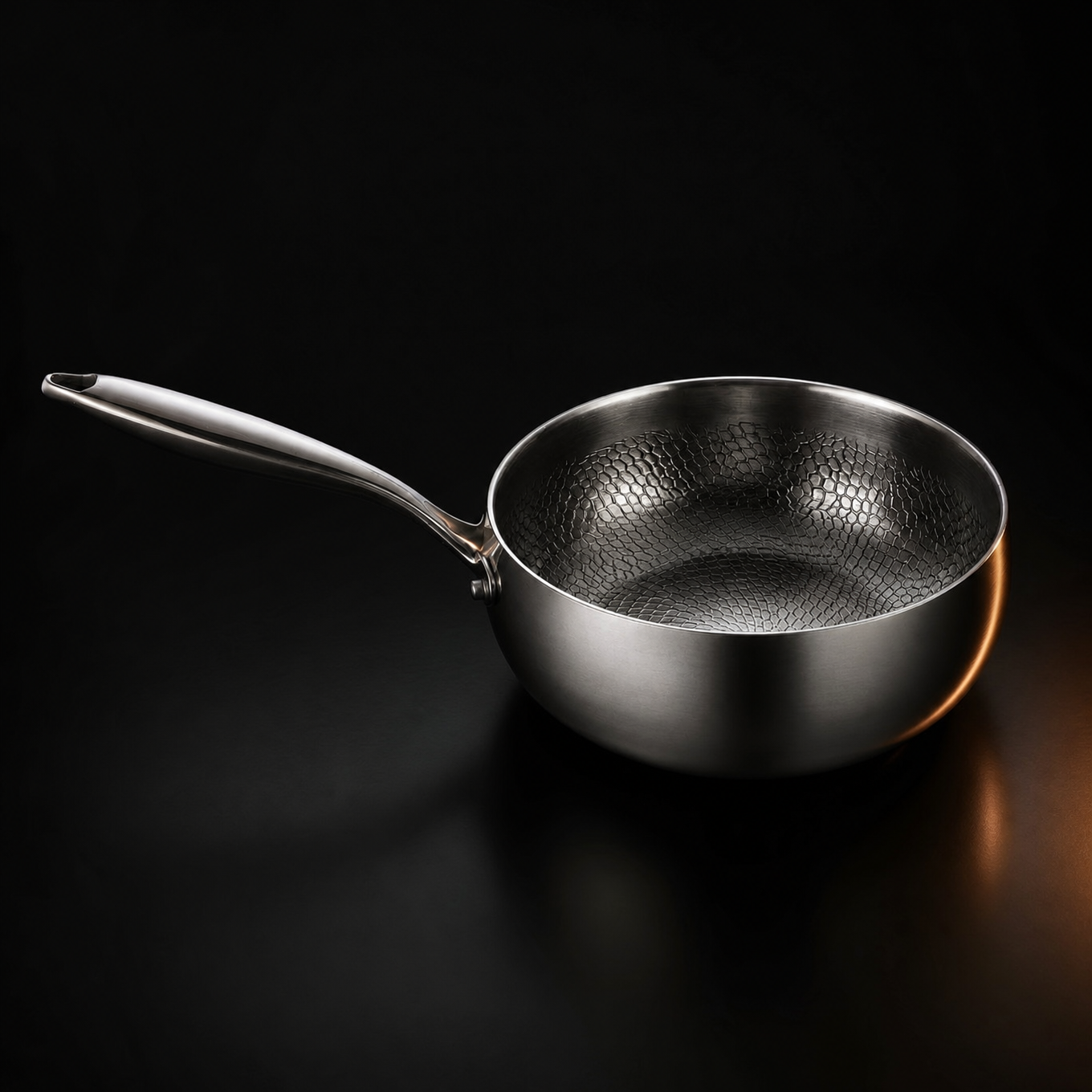 Håndhamret sautépanne i titan