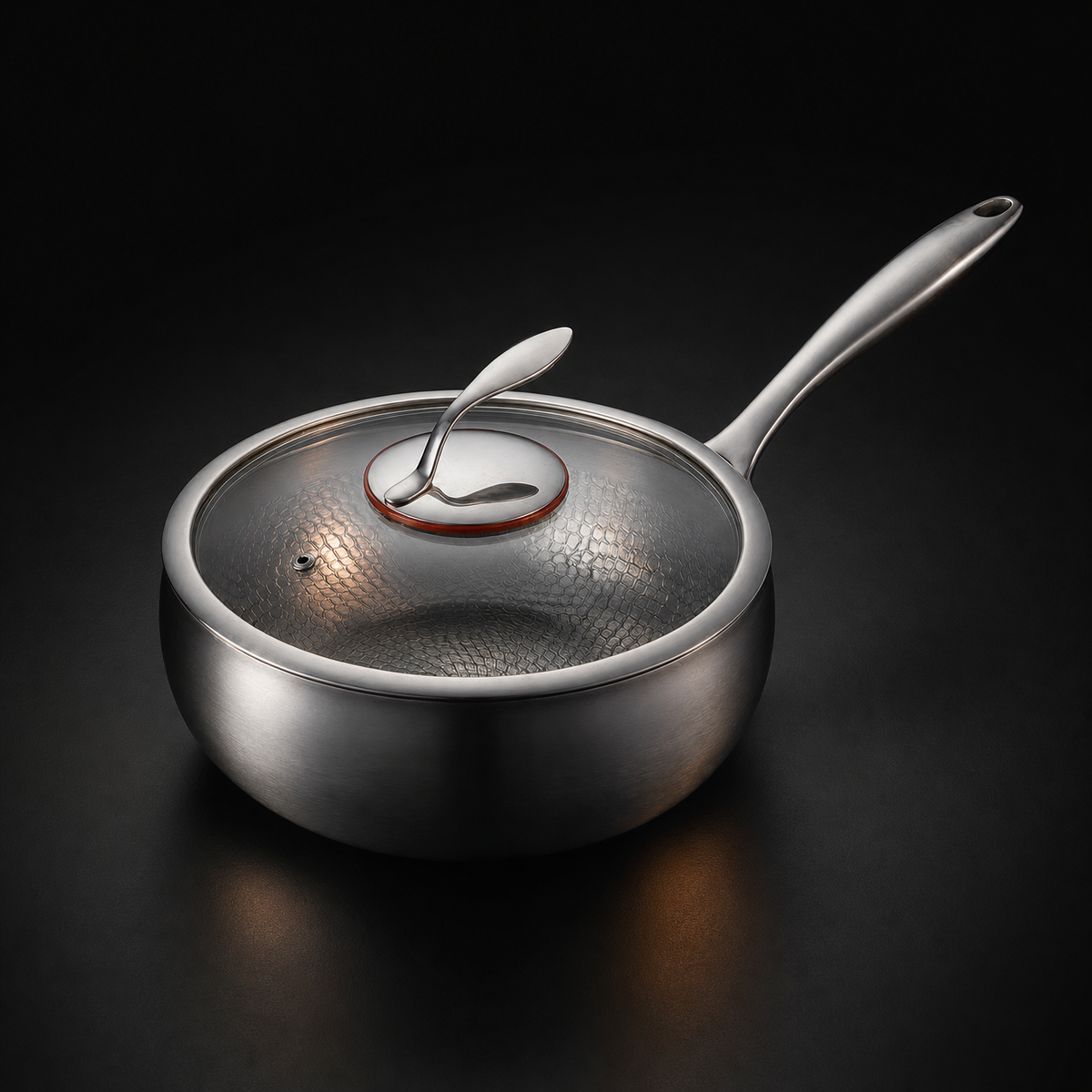 Håndhamret sautépanne i titan