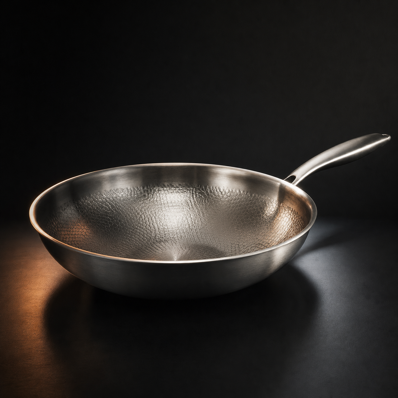Håndhamret wokpanne i titan med flat bunn