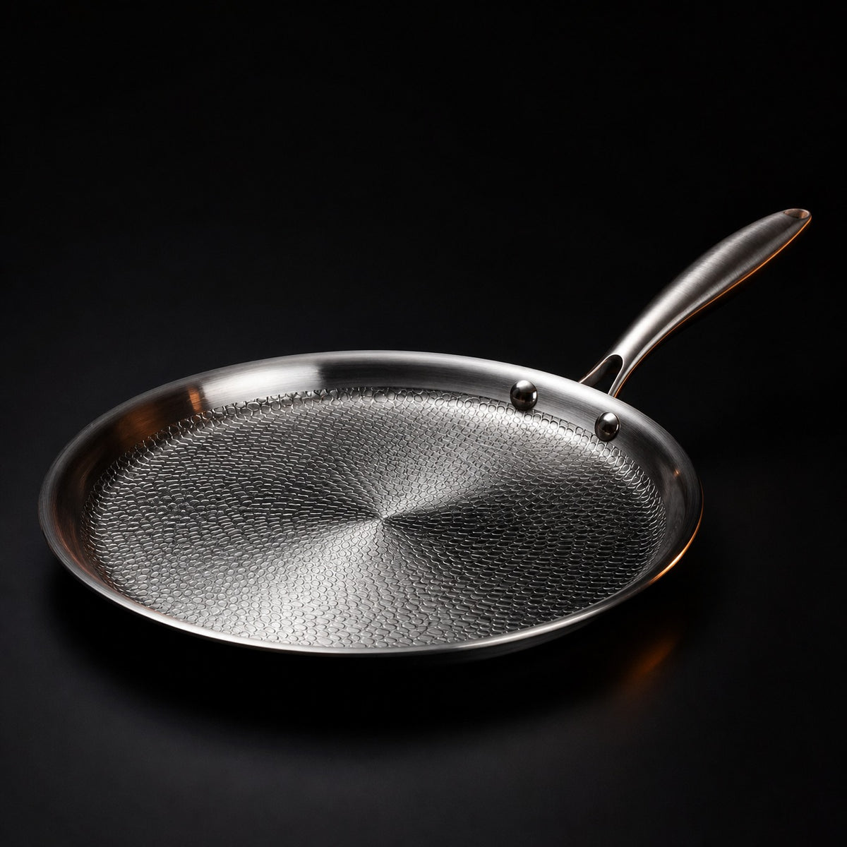 Håndhamret crêpepanne i titan