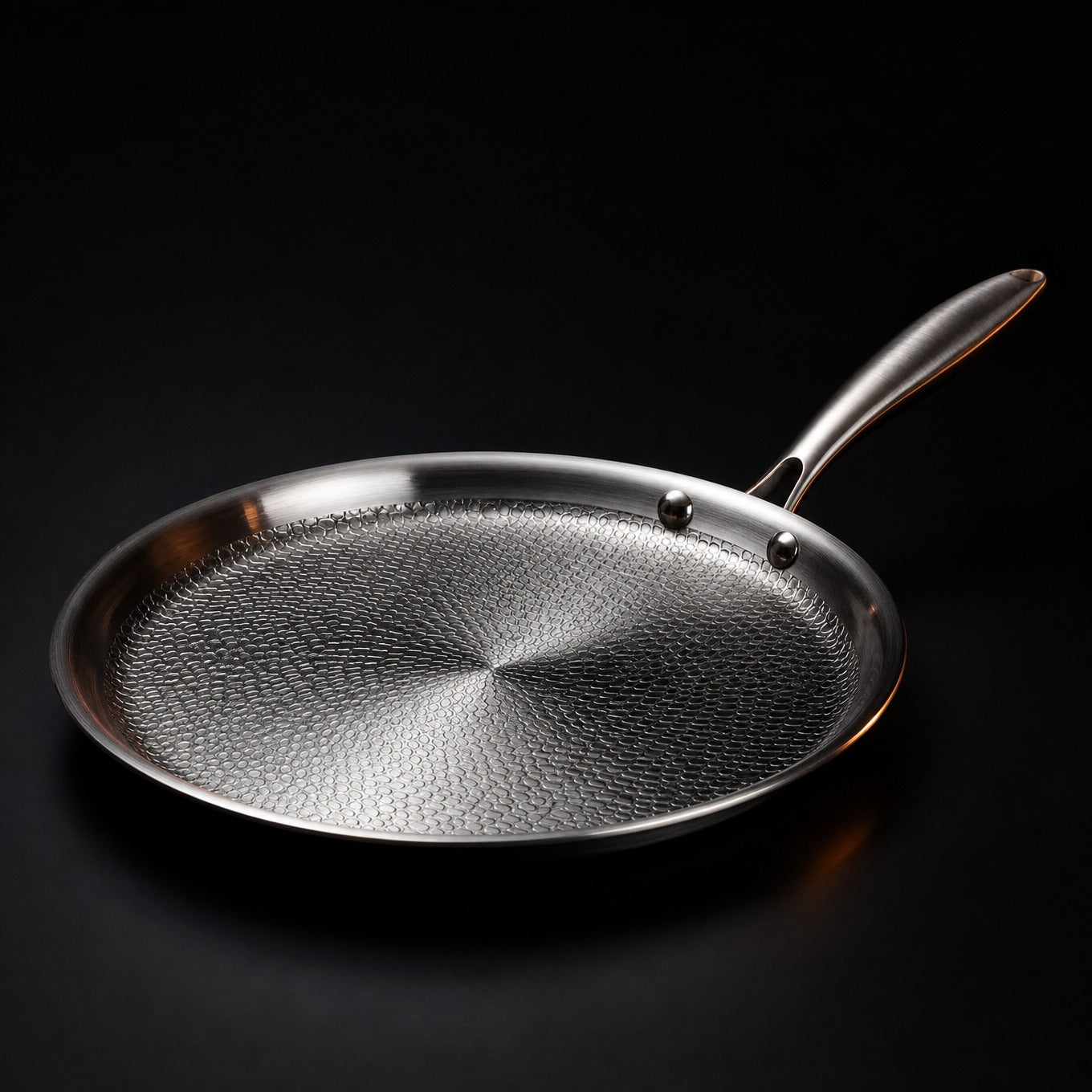 Håndhamret crêpepanne i titan