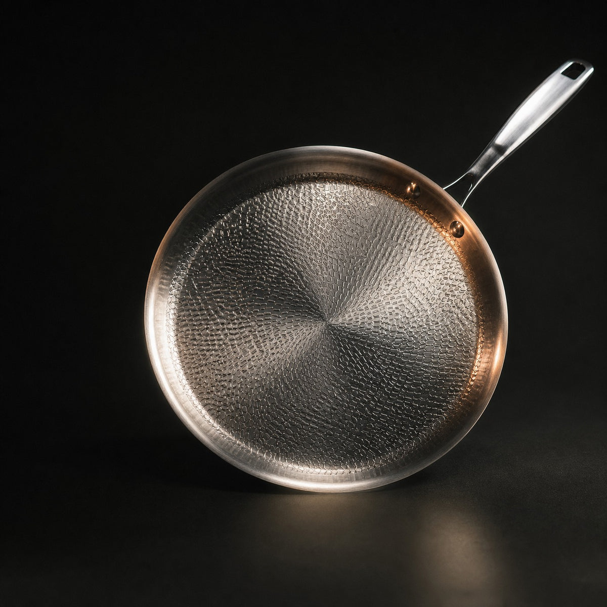Håndhamret crêpepanne i titan