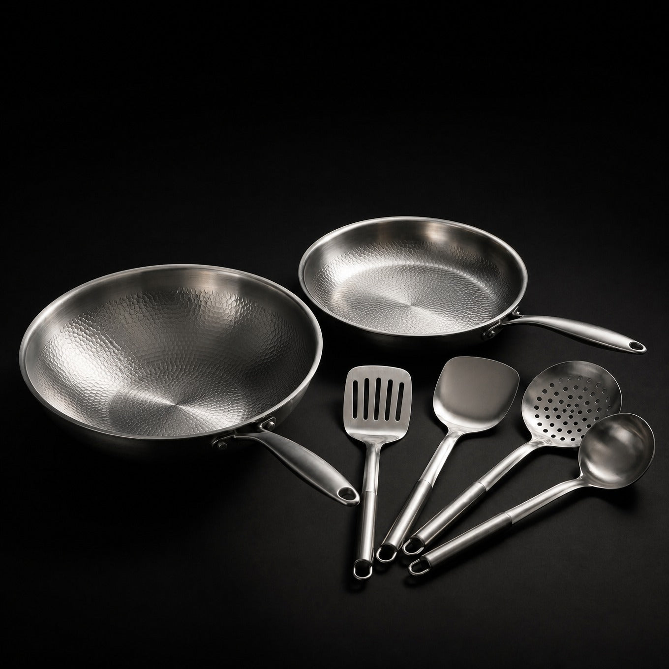 Håndsmidd wok og stekepanne i titan (26 cm) med kjøkkenredskaper