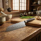Japansk Santoku-kniv med hamret overflate – 18 cm presisjonsblad