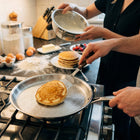 Håndhamret crêpepanne i titan